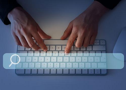 在键盘上打字的人，键盘上方有一个透明的搜索栏
